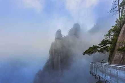 三清山游客翻护栏拍照 景区回应 加强巡逻管控