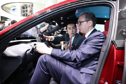 武契奇坐红旗参观小米汽车工厂