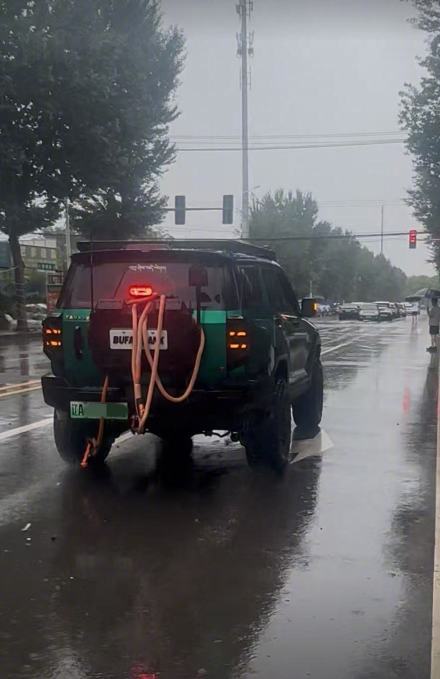 沈阳暴雨一越野车主连救6车
