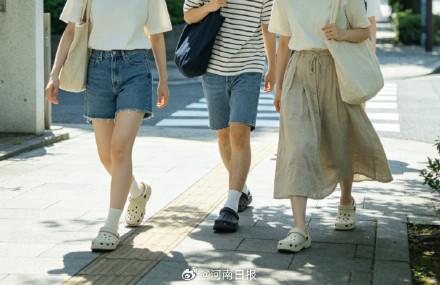 洞洞鞋看似透气实则捂脚诱发脚气