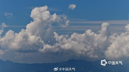 北京浓积云成今日份天空“显眼包” 雷雨相伴注意防护