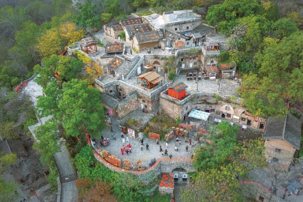 漫山冬色与人间烟火交织 令人流连忘返