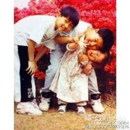 好久不见宋仲基啦！他竟当街秀恩爱？