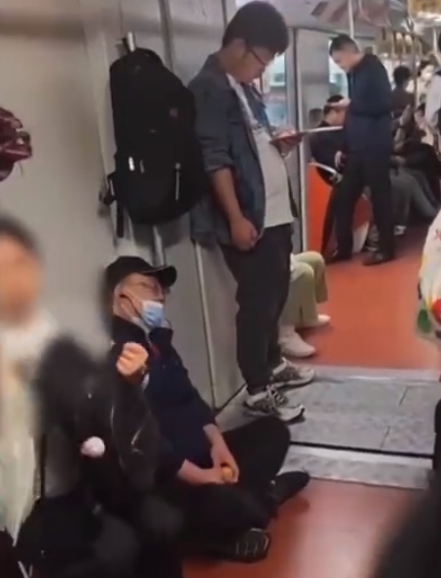 上海地鐵“板凳族”引發(fā)熱議,！坐地鐵時你會自帶小板凳嗎