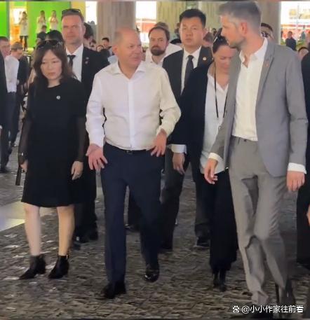 德国总理在重庆街头漫步 打卡网红天桥 漫步山城，深化中德交流