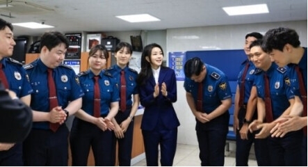 韩总统夫人在派出所与警察开展座谈会，被网民讽刺“以为她是韩国总统”
