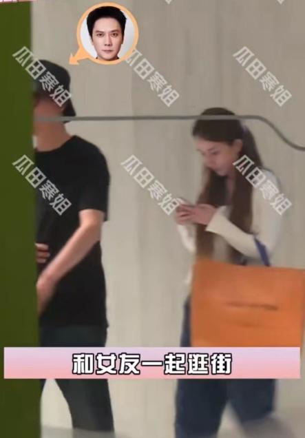 冯绍峰带女友逛街感情稳定！