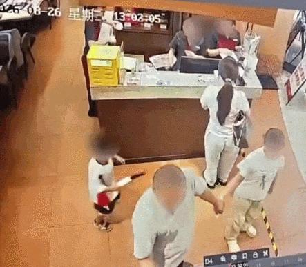 视频 摸臀事件父亲称反诉还孩子清白 法律应还清白安宁