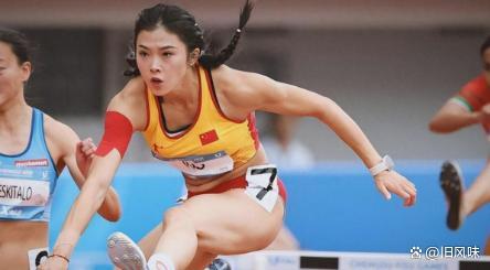 吴艳妮现身北京体育大学军训现场