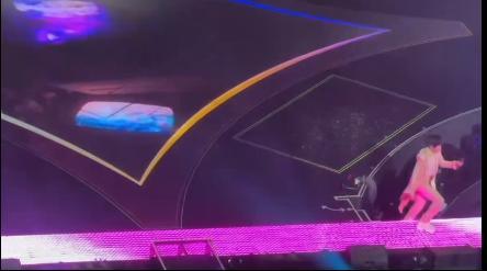 五月天阿信表演时摔下舞台