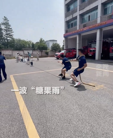 消防员和萌娃拔河用“糖衣炮弹”突袭 温馨互动获点赞