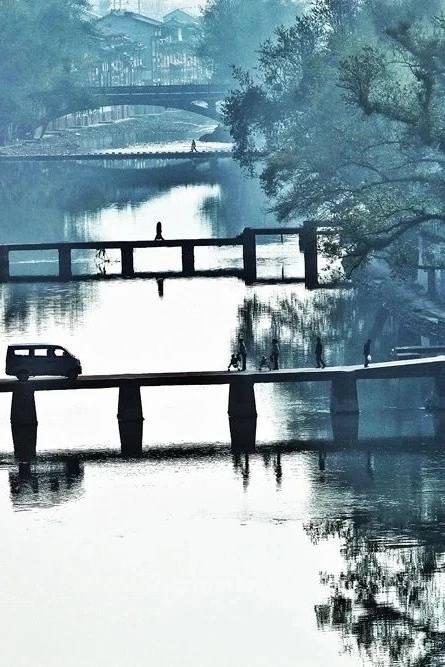 成都邛崍一古橋被水淹 當(dāng)?shù)鼗貞?yīng) 屬正?，F(xiàn)象居民生活未受影響