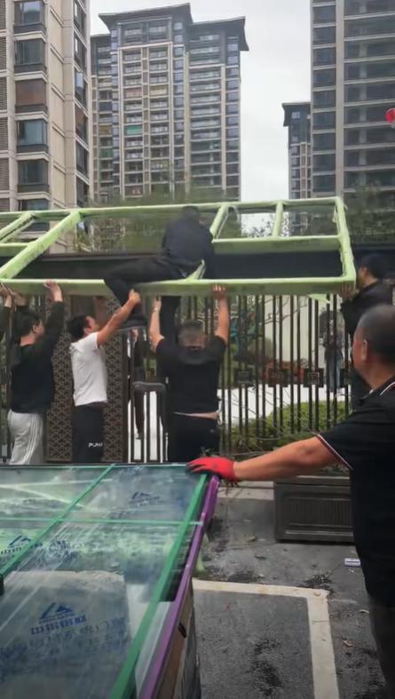 业主自己做的窗户物业不让进小区 网友热议纷纷