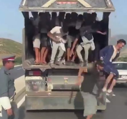 摩洛哥移民装满渣土车偷渡西班牙 一渣土车移民路中央涌下看呆警察