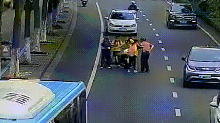 4名小学生扶起摔倒老人，交警上门发奖状