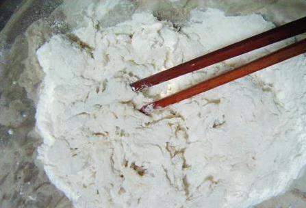 早餐馒头总发黄不松软，大爷教我加点它，3招蒸出白嫩馒头