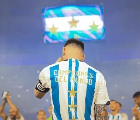 梅西社媒晒出自己身穿3星阿根廷球衣的背影照，这届世界杯后劲真大