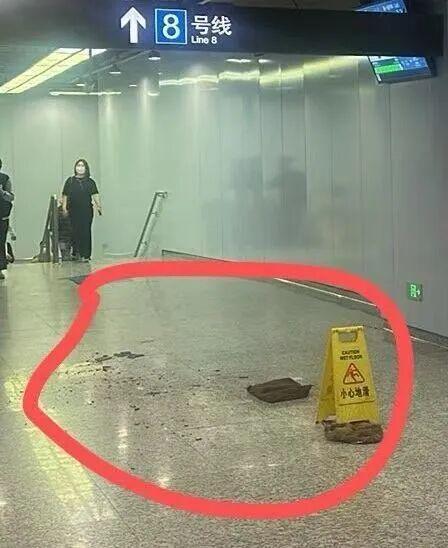上海地铁一处换乘通道突然掉落异物