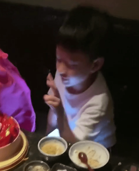 汪小菲紧搂S妈为女儿庆生，小玥儿气质像大S，儿子超拘谨显陌生