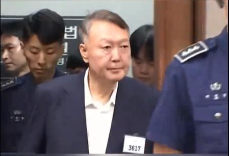 尹锡悦穿正装出庭受审 时隔85天再现身庭审