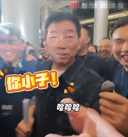 魏建军幽默回应牛仔外套价格 幽默互动引全场笑声
