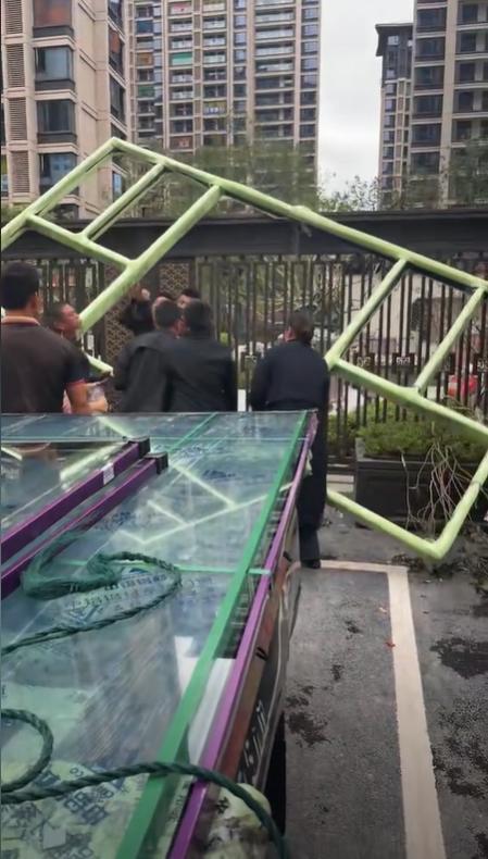 业主自己做的窗户物业不让搬进小区 网友热议纷纷