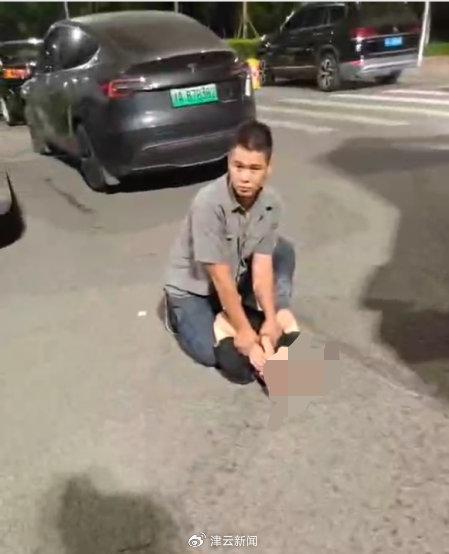 物业班长制服贴涉黄广告者获见义勇为 制止诈骗保护居民安全