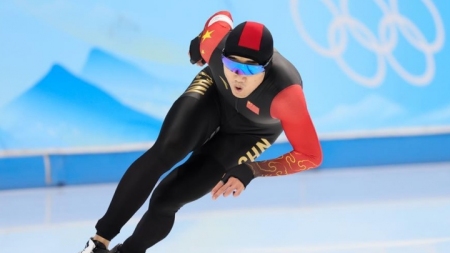 Gao Tingyu gewinnt Gold für China über 500 m im Eisschnelllauf der Männer