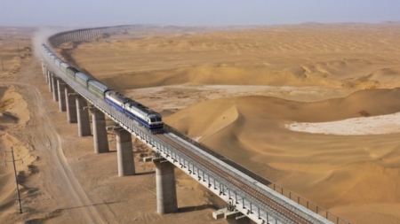 China stellt weltweit erste Eisenbahnlinie rund um die Wüste fertig
