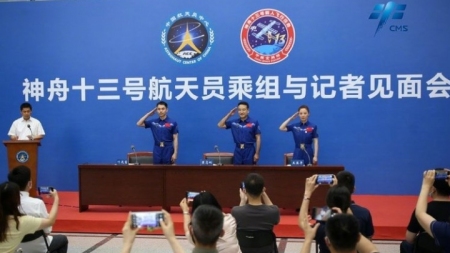 Shenzhou-13-Besatzung gibt erste Pressekonferenz seit der Rückkehr aus dem All