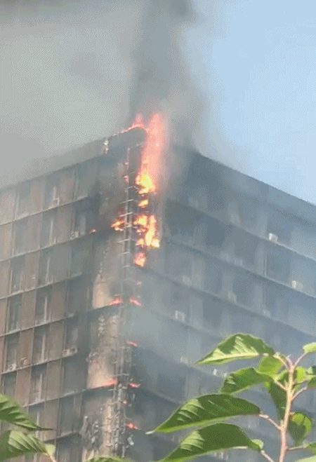 河北石家庄一高层建筑发生火灾 现场浓烟滚滚