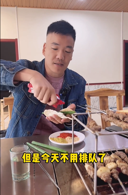 网友称24人吃淄博烧烤花了760元，在淄博吃烧烤吃的是氛围