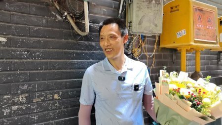 冉光輝收到兒子高考后的父親節(jié)禮物 父子深情相擁