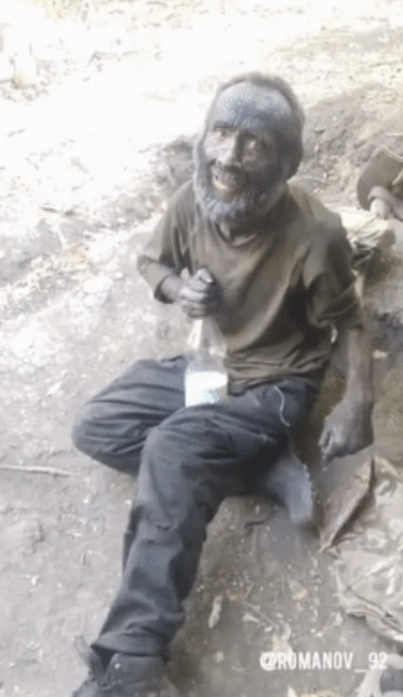 俄士兵坦克残骸下坚守60天变炭黑色