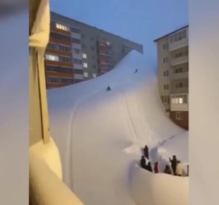 留学生揭穿9层楼积雪骗局 AI伪造视频广泛传播