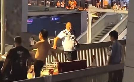 执法中心回应武汉天桥打人事件 条例能否真正落地引发关注