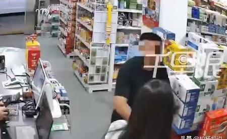 男子便利店碰到女子包被指摸臀 误会引发热议