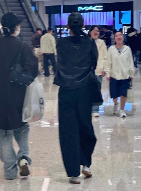 青岛偶遇关晓彤 皮肤清透自带光泽，姿态松弛自然