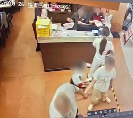 被摸臀女子被指账号内多是吵架视频 争议持续发酵