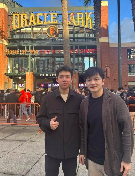 樊振东旅行合影 被赞“少年感十足”