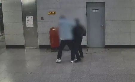 北京地铁4号线，两男子地铁互相抡拳致列车延误被拘