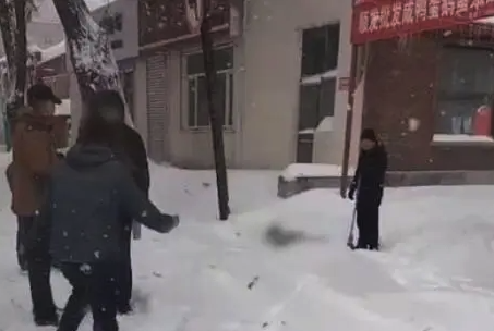 黑龙江一男子雪天冻死街头 官方通报：有饮酒 死在家门口