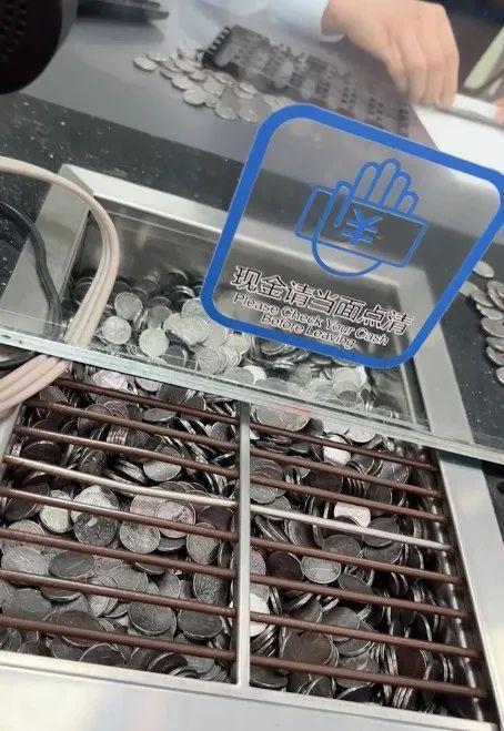 上海男子帶硬幣存款被拒收 銀行拒收引爭(zhēng)議
