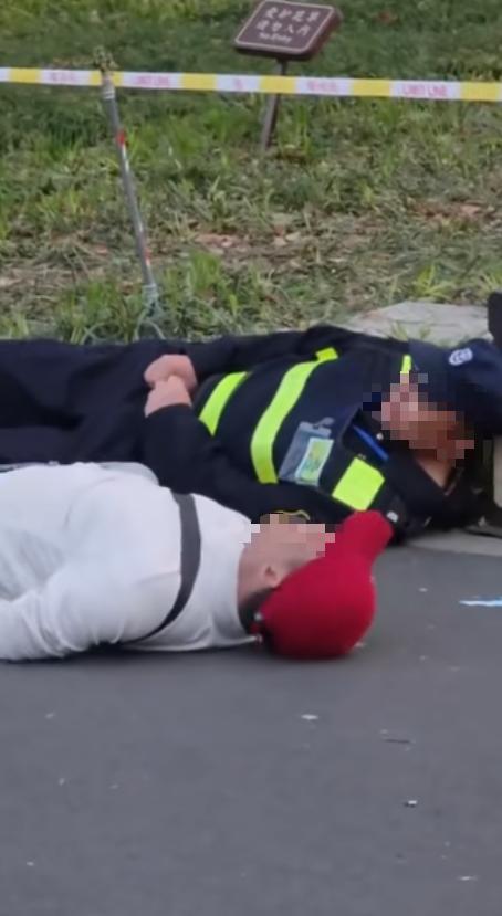 西湖景区游客与保安互吐口水 争执因发小广告引发