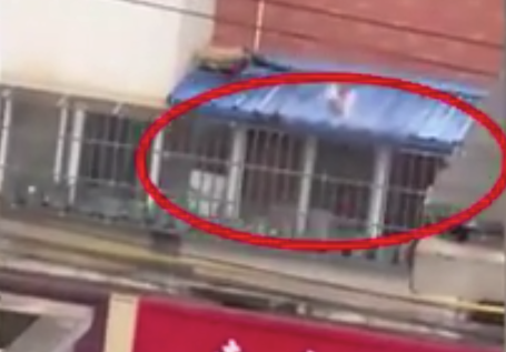 幼童不慎从5楼坠落窗外雨棚，左邻右舍合力营救：谁见都会帮