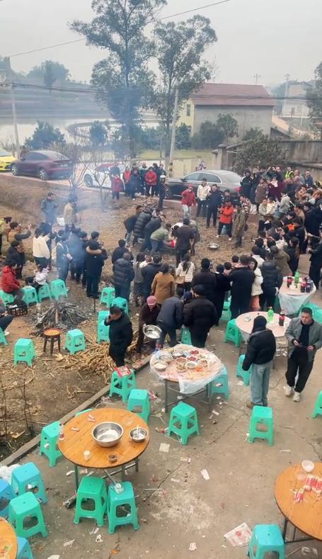 重庆一女孩网上“摇人”杀年猪 意外走红全国