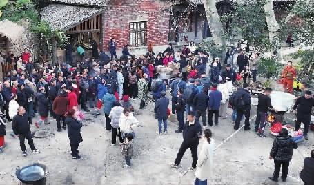 杀猪宴爆火 成绩了流量升腾起年味 上万东说念主报名赴宴