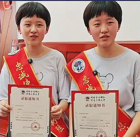 双胞胎姐妹穿上军装的梦想成真了 共赴军营沃土