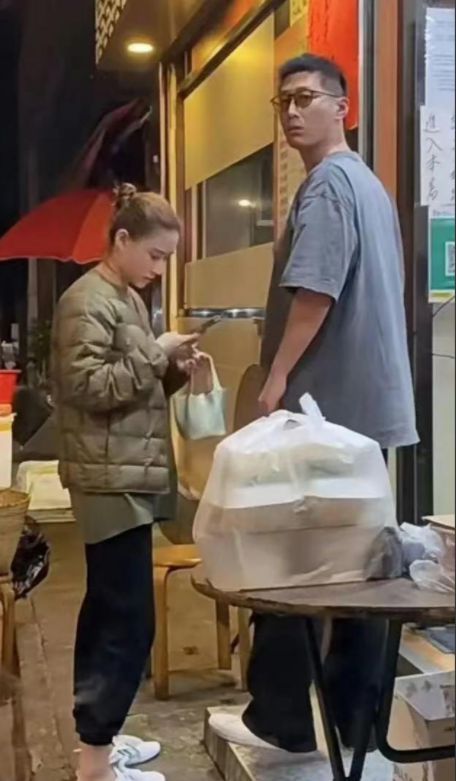 何超莲窦骁与佘诗曼聚餐 光顾平价小吃店 与食客挤在小厅内很接地气！！