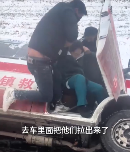 救护车雪天翻进地里 2男子救出3人